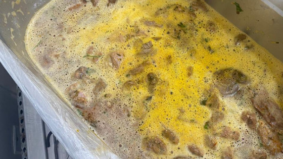 Servidores da UPA Cristo Rei denunciam comida estragada servida no almoço.