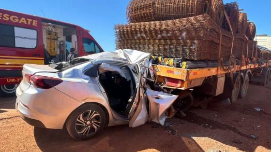 Jovem morre ao bater na traseira de carreta parada.