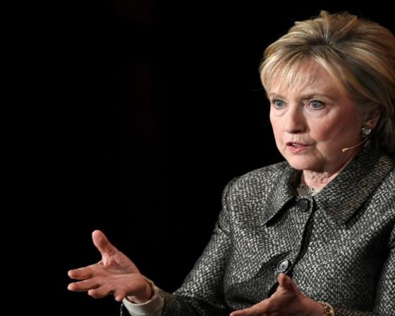 Hillary critica Trump por tarifa contra o Brasil para proteger Bolsonaro