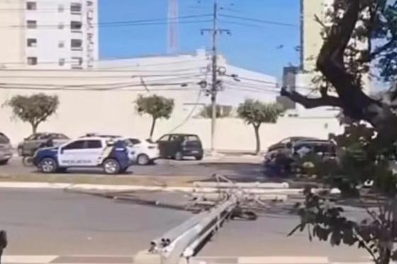 Caminhão enroscou em cabos e derrubou estrutura próximo ao Tribunal do Trabalho; Hospital Júlio Muller foi afetado
