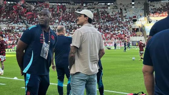 Fora do jogo, Pedro vai ao gramado do Maracanã.