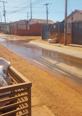 Moradores denunciam esgoto a céu aberto