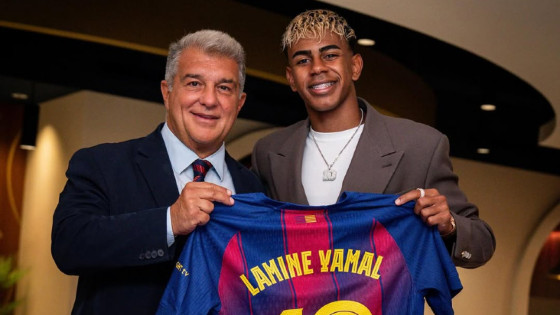 Yamal assume camisa 10 do Barcelona e assina renovação até 2031.