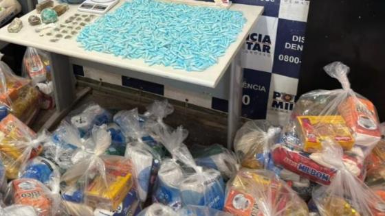 Polícia apreende cocaína, maconha e cestas básicas de facção.