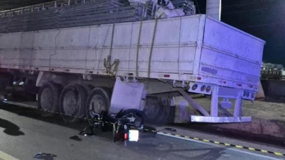Motociclista morre após colidir em caminhão parado.