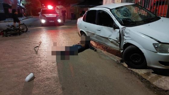 Jovens morrem após batida entre moto e carro em cruzamento.