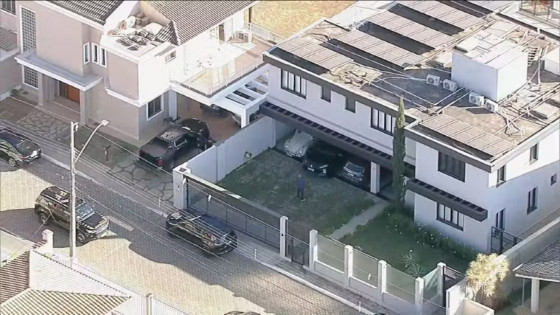 PF acha dinheiro em espécie e pendrive oculto no banheiro da casa de Bolsonaro