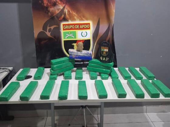 Dupla é presa com 30 kg de maconha e moto furtada em VG