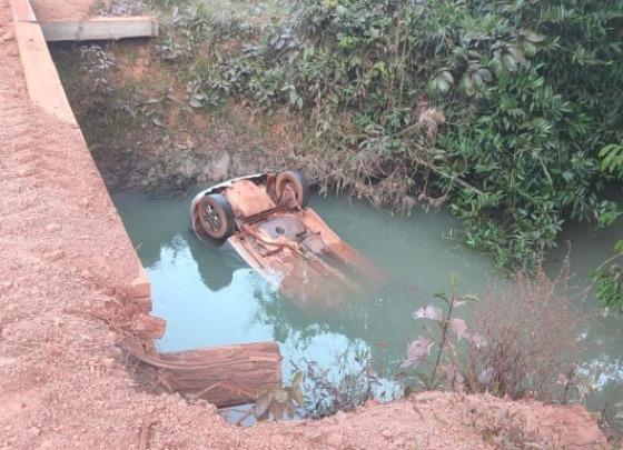 Carro cai no rio e mata casal e duas crianças em MT