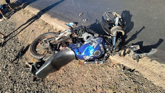 Adolescente morre após colidir moto contra carreta.