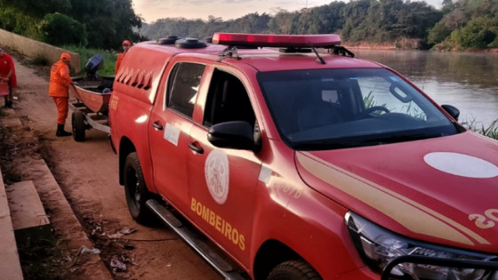 Bombeiros retomam buscas por adolescente desaparecido há quase três dias no Rio Vermelho.