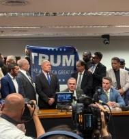 Bandeira de Trump causa atrito em ato da oposição no Congresso