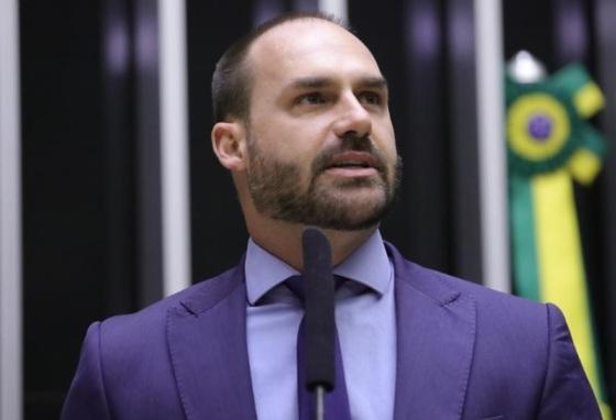 Eduardo chama Moraes de ditador após bloqueio de contas bancárias