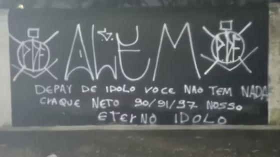 Torcedores do Corinthians protestam contra Memphis Depay.