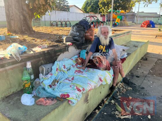 José Baptista Gonçalves, de 71 anos, está em situação de rua na praça Cristo Rei há pelo menos dois anos