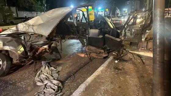 Vídeo mostra carro se partindo ao meio após bater em poste durante racha em Cuiabá.