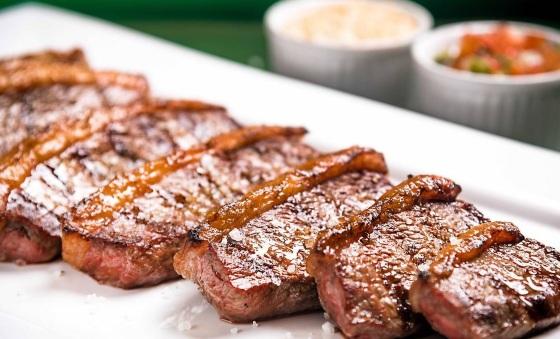 Eles foram condenados por usar dinheiro público para comprar carnes nobres