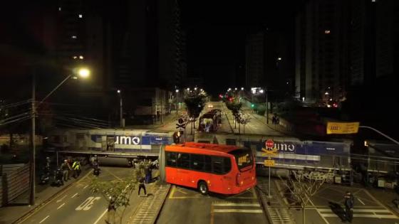 Novas imagens mostram ônibus sendo partindo ao meio em Curitiba.