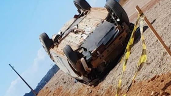 Mulher morre e outras três pessoas ficam feridas após carro capotar.