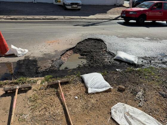 Prefeitura tapa buracos em rua de VG, mas deixa nova cratera