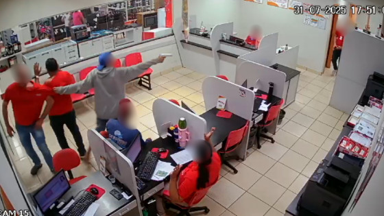 Criminosos invadem loja e fazem reféns durante assalto em Cuiabá.
