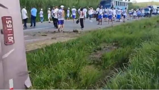 Ônibus com torcedores do Bahia tomba em Pernambuco e deixa feridos