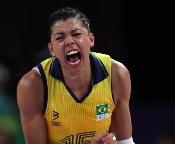 Carolana se despede da Seleção Brasileira de vôlei após 10 anos