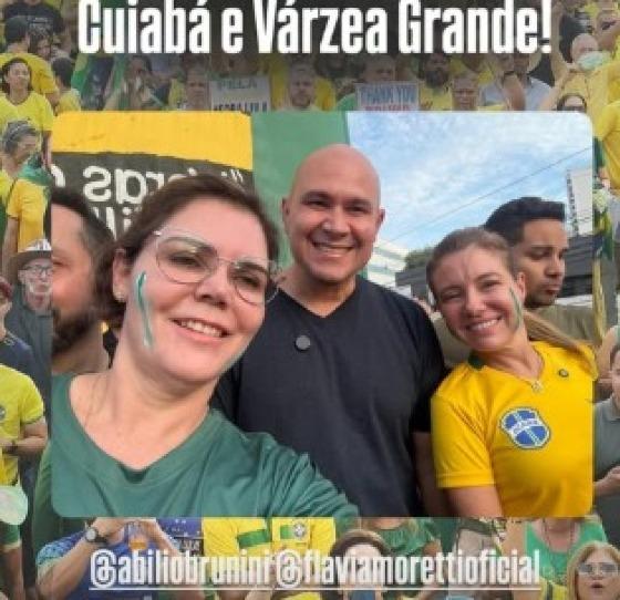 Flávia Moretti participa de ato pró-Bolsonaro ao lado de aliados em Cuiabá