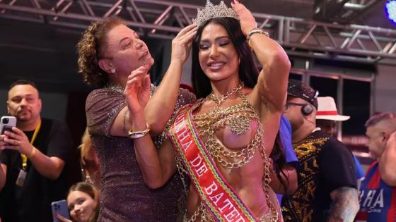 Gracyanne se emociona ao ser coroada rainha de bateria