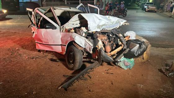 Família é arremessada de carro após colisão com ônibus em Cuiabá.