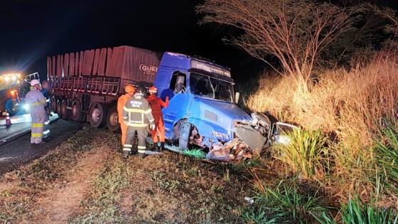 Duas pessoas morrem em colisão entre carro e caminhão em VG.