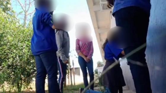 Adolescentes que agrediram colega em escola vão responder por ato análogo à tortura, diz promotor.