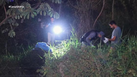 Corpo em decomposição é encontrado às margens de córrego.