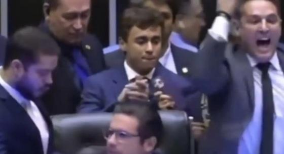 Deputada nega agressão após queda de Nikolas na Câmara