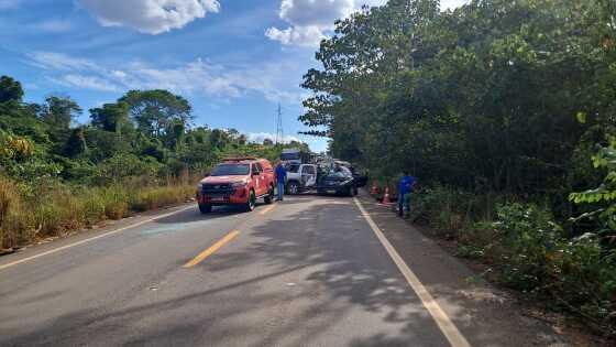 Acidente entre dois carros mata três e fere quatro em MT