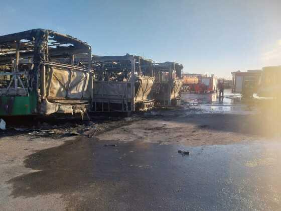 Empresa diz que incêndio destruiu quatro ônibus e não afetará operação